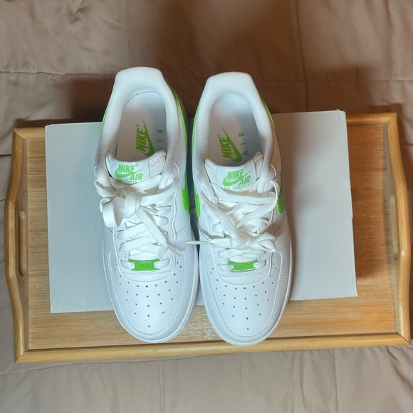 Nike Women’s Air Force 1 ‘07 Action Green and White - Picture 4 of 15